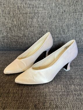 Vintage Satin Bridal Pointed Toe And Spool Heel Dress Pumps In Ivory